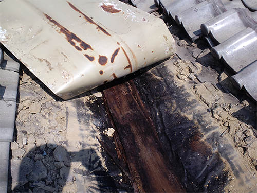 瓦屋根 谷樋の交換前