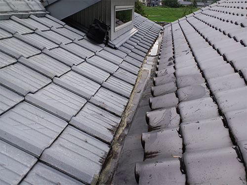 瓦屋根 谷樋の交換前